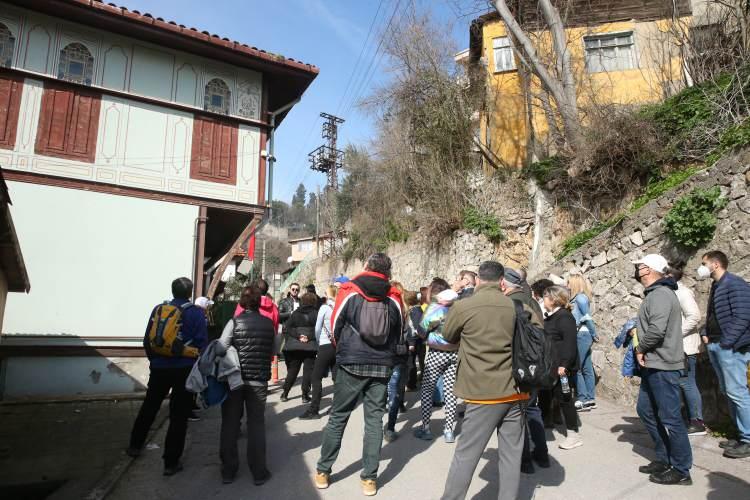 <p>İlk rotalarını tarihi öneme sahip İzmit olarak belirlediklerini ifade eden Şerifi, şöyle konuştu: "Güzel İzmit'imizin tarihi yollarında yaklaşık 70 kişilik ekibimizle keyifle yürüyüş gerçekleştirdik. Umarım bundan sonra da bu başlangıçtan itibaren kültür rotalarında yürüyüşlerimiz devam edecek. </p>