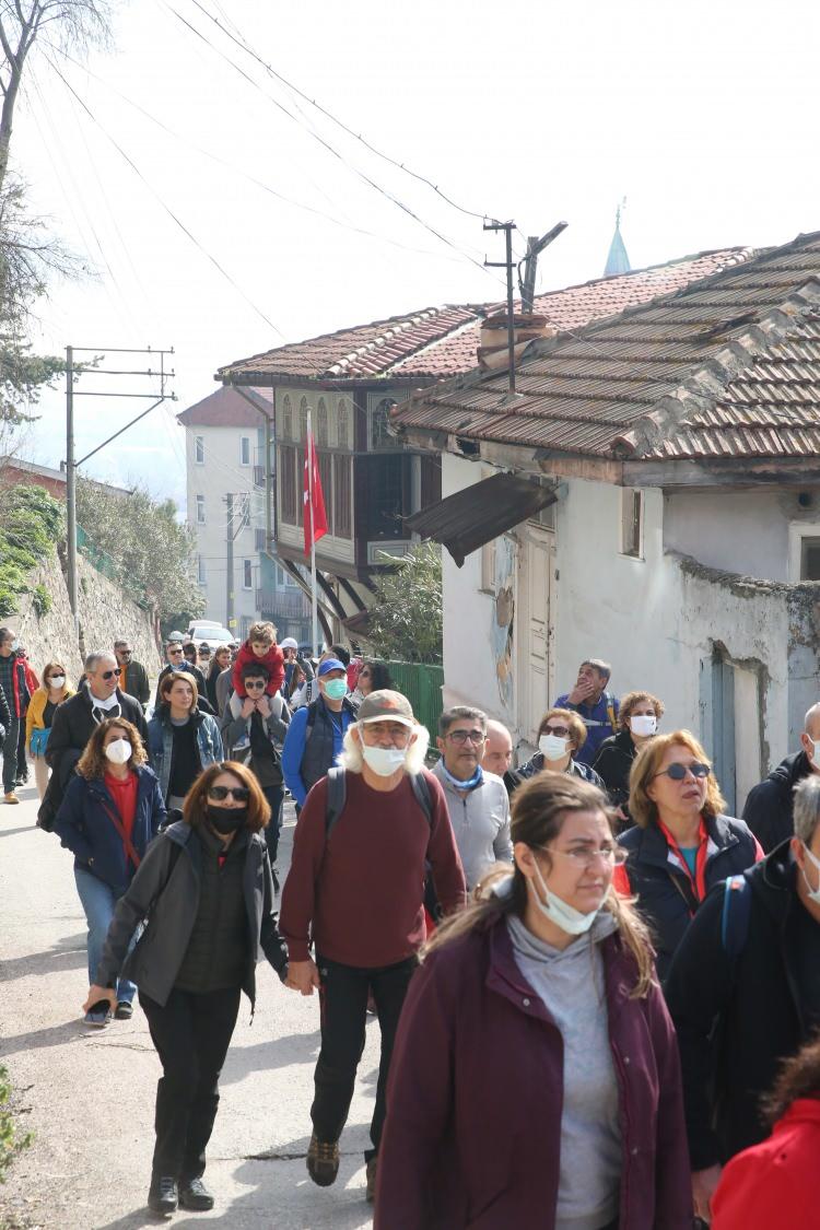 <p>22 yıldır İzmit'te yaşıyorum, İzmitli sayılırım. Bu sokakları karış karış gezmek, tarihi yaşamak, 'Nikomedya', 'Hoşgörü' rotalarını izlemek bize farklı hissettirdi. Güzel bir şehirde yaşıyoruz, bunun kıymetini bilip koruyup kollamalıyız."</p>