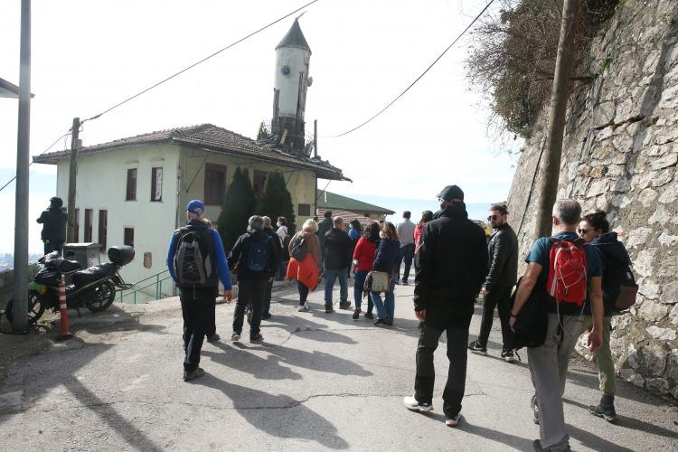 <p>Nikomedya ve Osmanlı dönemi kalıntılarını gördüklerini, Tarih Koridoru'nda önemli eserleri tanıma şansları olduğunu anlatan Şerifi, çay molasında İzmit'in yöresel lezzetlerinden mancarlı pideyi de tatma imkanı bulduklarını belirtti.</p>