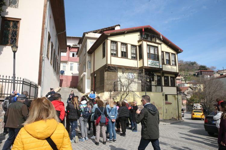 <p>Tüm katılımcıların yürüyüşten memnun kaldığını dile getiren Şerifi, "Kent Merkezi Kültür Rotası"nı faaliyet programına aldıklarını, tura katılamayan üyeleri için dönem dönem bunu tekrarlayacaklarını kaydetti.</p>