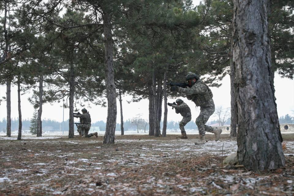 <p>Türkiye'nin dört bir yanından Eğirdir'e gelen subay ve astsubaylar, yılda bir kez düzenlenen ve gönüllük esasına göre başvuruların yapıldığı kursu bitirmek için zorlu eğitimlerden geçiyor.</p>

<p> </p>
