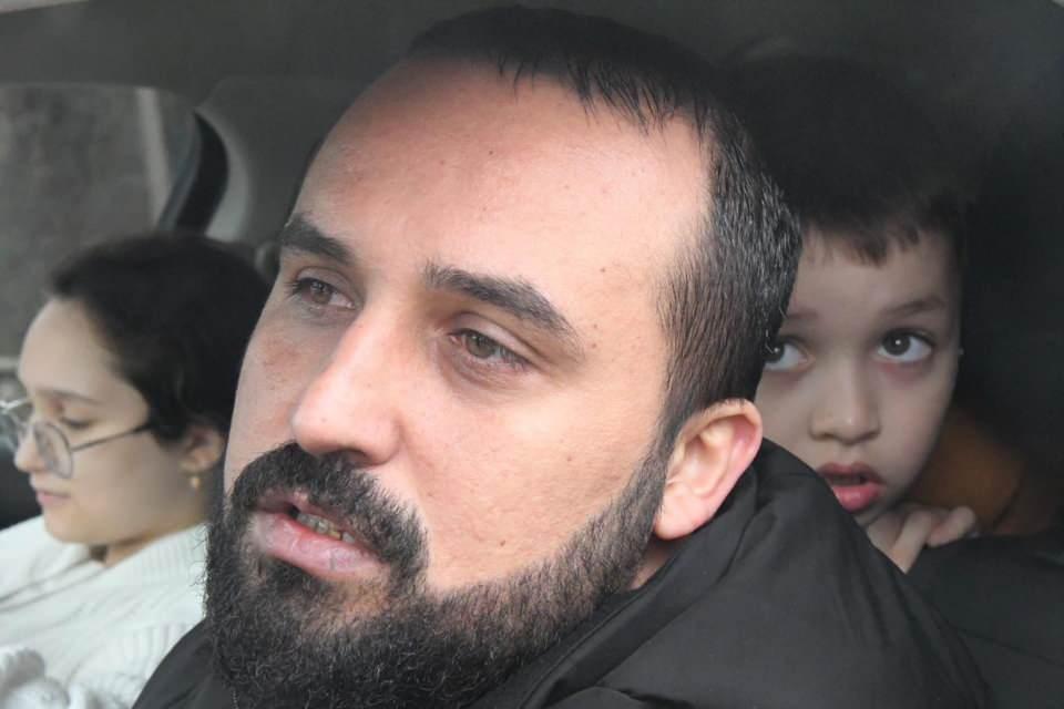 <p>Ukrayna'nın Odessa kentinde tekstil işi yapan Mehmet Bayırlı, eşi, annesi ve 2 çocuğuyla birlikte Kırklareli'nin Bulgaristan'a açılan Dereköy Sınır Kapısı'ndan ülkeye giriş yaptı. </p>