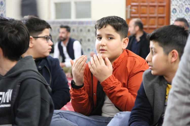 <p>DENİZLİ Denizli'de vatandaşlar, Miraç Kandili dolayısıyla kentteki camileri doldurdu.</p>
<p>Denizli İl Müftülüğü tarafından kandil dolayısıyla başta Müftü Ahmet Hulusi Efendi Camisi ile Delikliçınar Yeni Cami ve Ulucami olmak üzere şehirdeki birçok camide çeşitli programlar düzenlendi.</p>