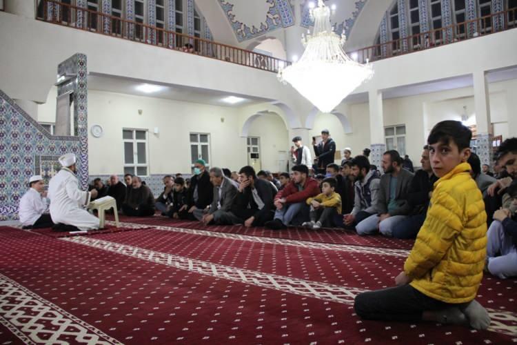 <p>Müftü Ahmet Hulusi Efendi Camisi'nde akşam namazının ardından başlayan kandil programı, Kur'an-ı Kerim tilaveti ile devam etti. Cemaatin katılımıyla icra edilen programda vatandaşlar, okunan Mevlid-i Şerif ve ilahilerle kandilin manevi atmosferini yaşadı.</p>