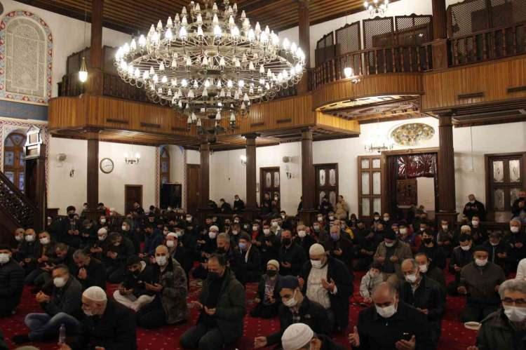 <p>MANİSA: Miraç Kandili dolayısıyla Manisa'daki camilerde vatandaşlar namaz kılıp dua etti. Kentte, başta Muradiye Camisi, Sultan Camisi, Hatuniye Camisi'nde Miraç Kandili ibadetle ve dualarla idrak edildi. Cami çıkışında vatandaşlara lokum ve süt ikram edildi. Demirci ilçesinde Alaca, Fatih, Beyazıt ve Akıncılar camlerinde kandil coşkusu yaşandı. Camiye gelen vatandaşlar saf tutup namaz kıldı ve şehitler için dua etti.</p>