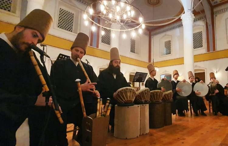 <p>Camide namaz öncesi vaaz dinleyen vatandaşlar tüm İslam alemi için dua etti. Namazın ardından çıkışta cemaate, belediye tarafından hazırlanan kandil simidi ve şeker dağıtıldı.</p>