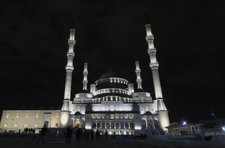 <p>AFYONKARAHİSAR: </p>
<p>Miraç Kandili, Afyonkarahisar'da da dualarla idrak edildiMareşal Çakmak Camisi'nde kandil dolayısıyla program düzenlendi, vatandaşlar namaz kılıp, dua etti. Program, Mevlid-i Şerif ve duaların okunmasıyla sona erdi.</p>