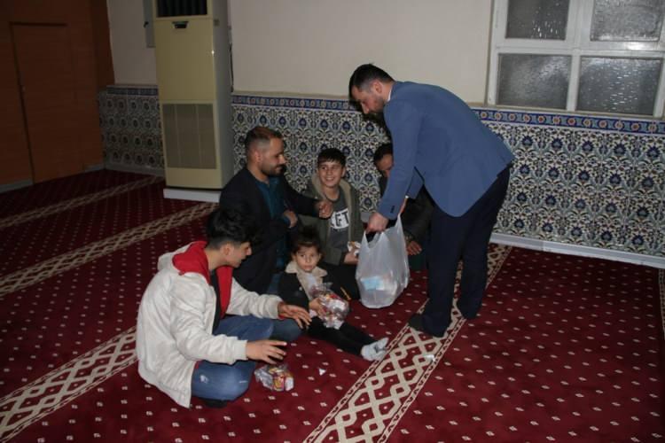 <p>AKSARAY Aksaray'da da Miraç Kandili dolayısıyla vatandaşlar yatsı namazında camileri doldurdu. Başta Ulu Cami olmak üzere kentteki tüm camilerde kandil programı düzenlendi. Ulu Cami'deki program sonrasında vatandaşlara kandil simidi dağıtıldı.</p>
