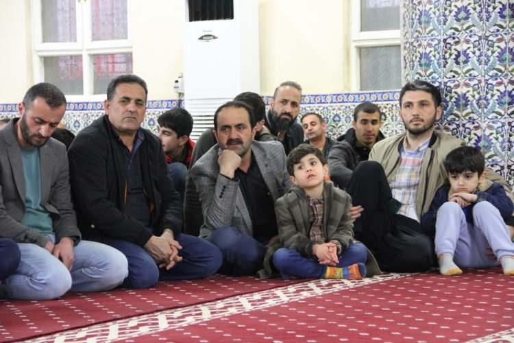 <p>İSTANBUL: Miraç Kandili dolayısıyla İstanbul'daki camilerde vatandaşlar namaz kılıp dua etti. Kentte, Ayasofya-i Kebir Cami-i Şerifi, Eyüpsultan, Süleymaniye, Sultanahmet ve Büyük Çamlıca Camisi'nde Miraç Kandili ibadetle ve dualarla idrak edildi. </p>