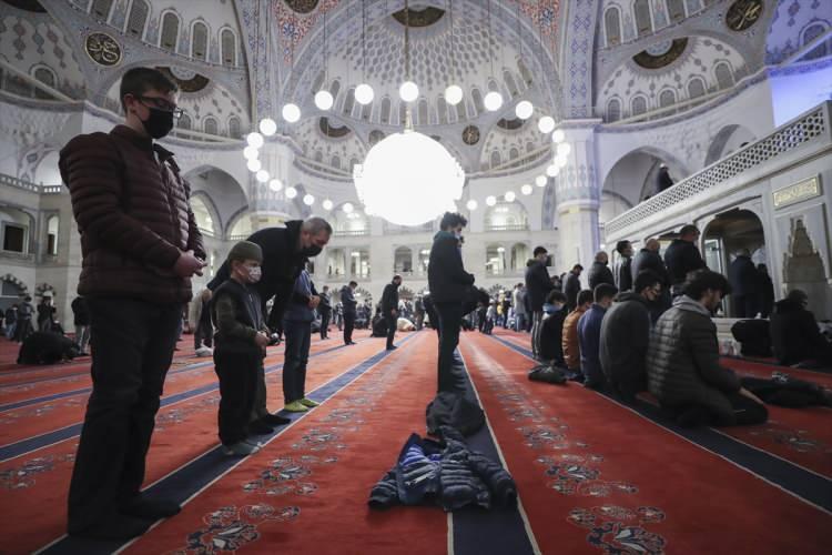 <p> Ayasofya-i Kebir Camisi'ne gelen vatandaşlar, namaz kılıp, dua etti. Camide Kur'an-ı Kerim ve Mevlid-i Şerif okundu. Cami çıkışında vatandaşlara lokum ve kolonya ikram edildi. Anadolu Yakası'nda ise Büyük Çamlıca Camisi'nde kandil coşkusu yaşandı. </p>