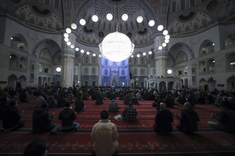 <p>KARABÜK:  Akşam namazıyla Karabük'teki 100. Yıl Mahallesi Pazaryeri Camisi'ne gelmeye başlayan vatandaşlar, namazın ardından okunan Kur'an-ı Kerim tilavetini ve mevlidi dinledi. Camileri dolduran cemaate imamlar tarafından vaaz verildi. Program, yapılan duanın ardından sona erdi.</p>
