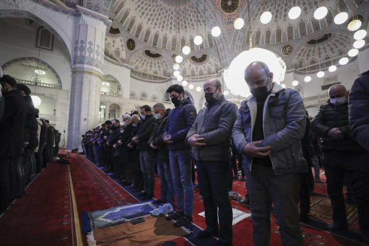 <p>ZONGULDAK Miraç Kandili dolayısıyla Zonguldak'taki Uzun Mehmet Camisi'nde akşam namazının ardından gerçekleştirilen programa, vatandaşlar yoğun ilgi gösterdi. Programda, Kur'an-ı Kerim okundu, dualar edildi.</p>