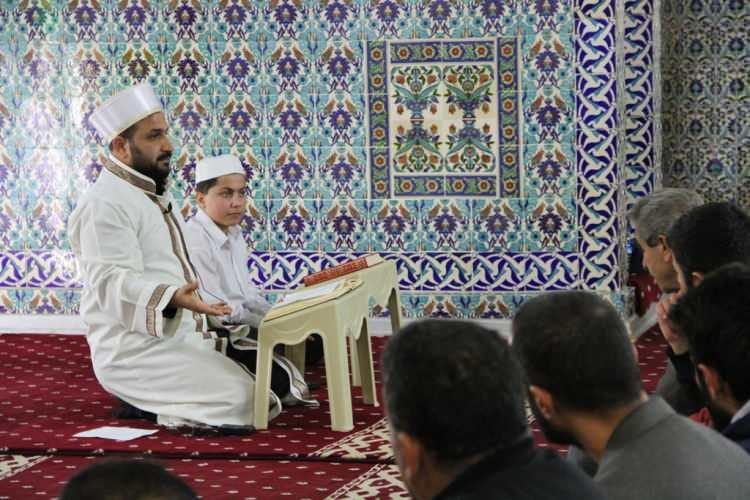 <p>DÜZCE: Düzce'nin Akçakoca ilçesinde de Miraç Kandili dualarla idrak edildi. İlçe merkezinde Selçuklu mimarisiyle yapılan Akçakoca Merkez Camisi'nde akşam ezanının ardından camiye gelen vatandaşlar namaz kılarak dua etti. Program, ilahiler ve ikramlarla son buldu.</p>