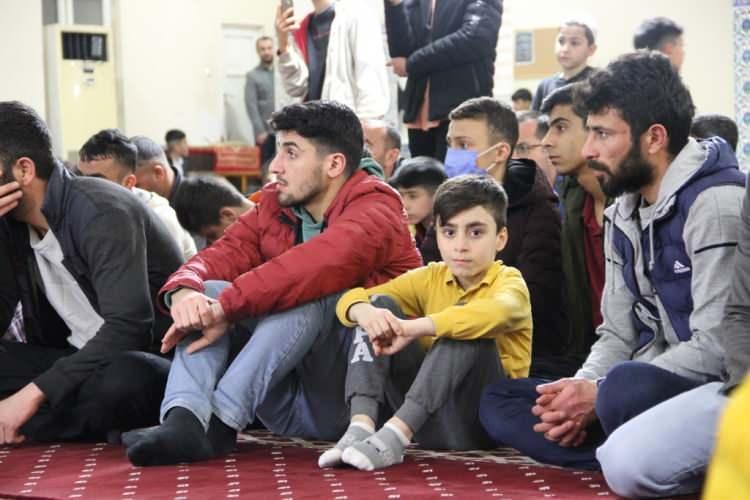 <p>KOCAELİ: Kocaeli'nin İzmit ilçesinde ise 16. yüzyılda Rüstem Paşa'nın kethüdası Mehmet Bey'in ölümünden sonra onun ruhu için Mimar Sinan'a yaptırılan Fevziye (Mehmet Bey) Camisi'nde program düzenlendi.Akşam namazının kılınmasının ardından camide ilahiler seslendirildi.</p>
