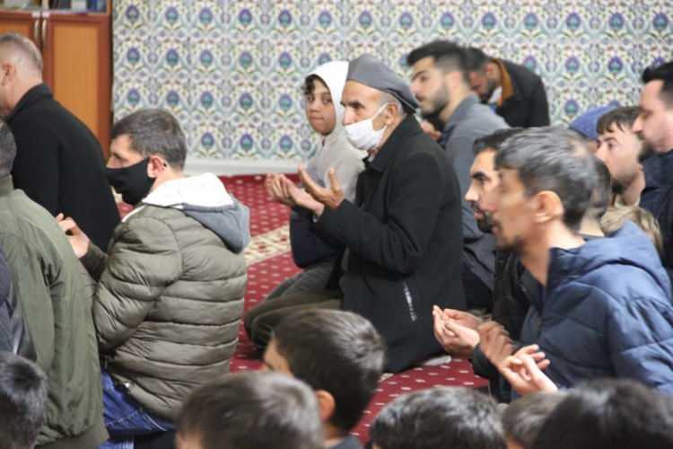 <p>ADANA Adana Müftülüğü tarafından Hacı Sabancı Merkez Camisi'nde maske ve mesafe kurallarına göre düzenlenen kandil programı, Kur'an-ı Kerim tilavetiyle başladı. Mevlit okunan ve vaaz verilen programa vatandaşlar katıldı.</p>