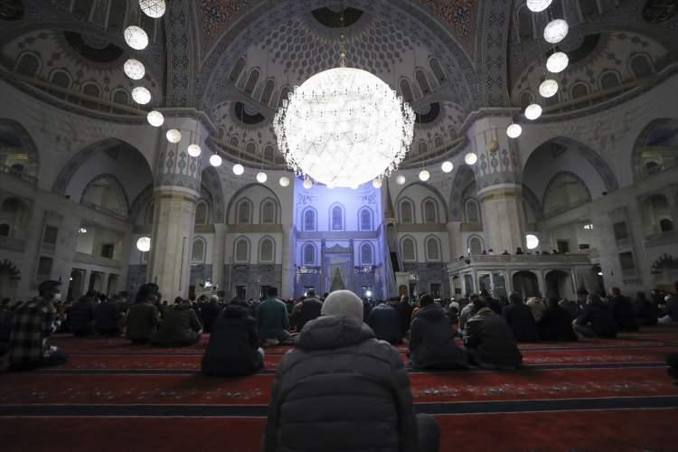 <p>MERSİN: Mersin'de de vatandaşlar, İl Müftülüğünce Yenişehir ilçesindeki 6 minareli Muğdat Camisi'nde düzenlenen kandil programına katıldı. Kur'an-ı Kerim tilavetiyle başlayan programda, mevlit okundu ve şehitler için dua edildi.</p>