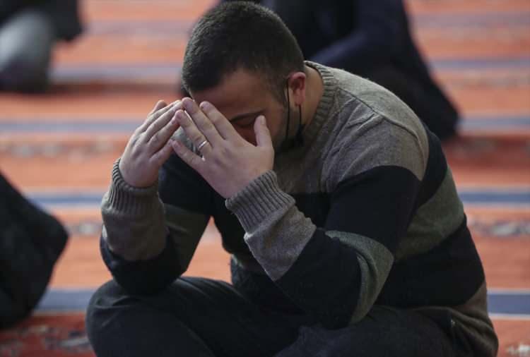 <p>OSMANİYE: Osmaniye'nin Kadirli ilçesinde bulunan tarihi Ala Camisi'nde Miraç Kandili münasebetiyle program düzenlendi. Cami imamınca verilen vaazın ardından Kur'an-ı Kerim okundu, dua edildi. Cami çıkışı, Kadirli Belediyesince vatandaşlara ikramlarda bulunuldu.</p>
