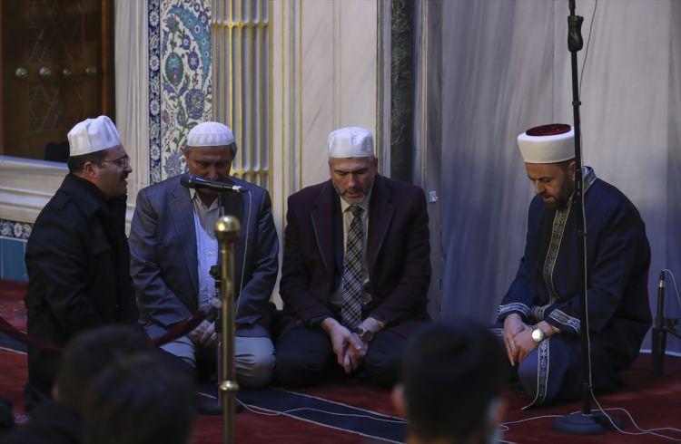<p>SİİRT: Siirt İl Müftülüğünce, tarihi Ulu Cami'nin yanı sıra Sancaklar Çarşı, Kadir, Ensar, Şeyh Tayyar, Yeni Mahalle, Ebul Vefa, Şeyh Faraç ve Halid Bin Velid camilerinde kandil dolayısıyla program düzenlendi. Vatandaşların bir araya geldiği Ulu Cami'de, Kur'an-ı Kerim tilavetinin ardından mevlit okundu, dua edildi.</p>