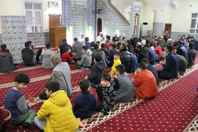 <p>ŞANLIURFA Peygamberler şehri" olarak da adlandırılan Şanlıurfa'da, Miraç Kandili dolayısıyla vatandaşlar tarihi Balıklıgöl yerleşkesindeki camilerde ibadeti tercih etti.Akşam ezanından itibaren yerleşkeye gelenler, camilerde namaz kıldı, Kur'an-ı Kerim okudu. Yatsı namazının ardından Şanlıurfa Müftülüğünce Dergah Camisi'nde mevlit okutuldu.</p>
<p>Eyyübiye Belediyesi tarafından vatandaşlara çeşitli ikramlar dağıtıldı.</p>