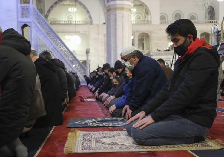 <p>Kilis'te İl Müftülüğü tarafından kentteki camilerde Miraç Kandili dolayısıyla program düzenlendi.Akşam namazının ardından camileri dolduran vatandaşlar, namaz kılarak dua etti.Hacı Faruk Kayabaş Camisi'ndeki programa katılan İl Müftüsü Abdurrahman Şahin'in namaz öncesi verdiği vaazla başlayan programda, ilahi ve Kur'an-ı Kerim okundu.</p>