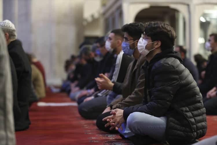 <p>ADIYAMAN: Adıyaman'da, akşam ezanından itibaren camilere gelmeye başlayan vatandaşlar, yatsı namazına kadar Kur'an-ı Kerim okuyup dua etti. Ulu Cami'yi dolduran vatandaşlar dua ederken, bazı vatandaşlar da cami avlusunda saf tutarak yatsı namazını kıldı. Duaların arından vatandaşlara çeşitli ikramlarda bulunuldu.</p>