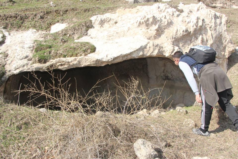 <p>Etkinliğe Silopi'den katılan ve 4 yıldır Şırnak'ta görev yapan öğretmen Rıdvan Akelma, "Güzel bir organizasyon var. İlk başta Finik Kalesi'ne geldik. Orada güzel bir kahvaltı yaptık. Çayımızı içtik. Daha sonra yukarı doğru, Timur'un Pençeleri diye anılan yerden geçtik. Aşağıda mağaralar vardı. Orada biraz dinlendik. Bazı arkadaşlarımız halay çekti. Şu an gezmeye devam ediyoruz. Çok uzun bir yolumuz var merakla bekliyoruz" dedi.</p>
