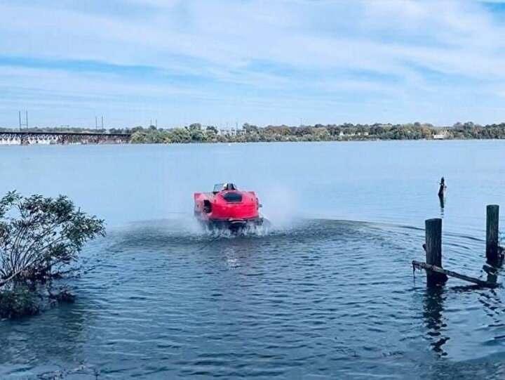 <p>Yapılan iyileştirmeler sayesinde Arosa, normal bir hovercraft’tan çok daha kolay şekilde ileri ve geri manevraları yapabiliyor, etrafında dönebiliyor.</p>
