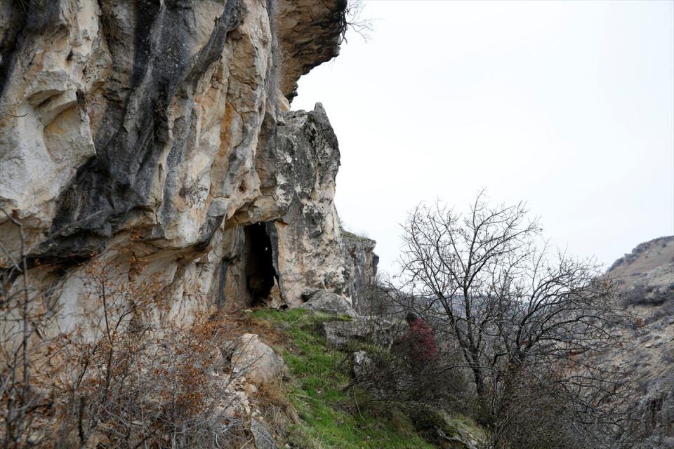 <p><strong>- "Turizm alanı oluşturmaya müsait bir coğrafya"</strong></p>
<p>Vadinin, Elazığ'da son yıllarda keşfedilen Saklıkapı, Karaleylek ve Güngörmez kanyonları ile turizm anlamında bir bütünlük sağladığını ifade eden Aytaç, vadideki ve çevresindeki tarihi kalıntıların bölgenin tarihte önemli bir yerleşim yeri olduğunu gösterdiğini vurguladı.</p>
<p> </p>