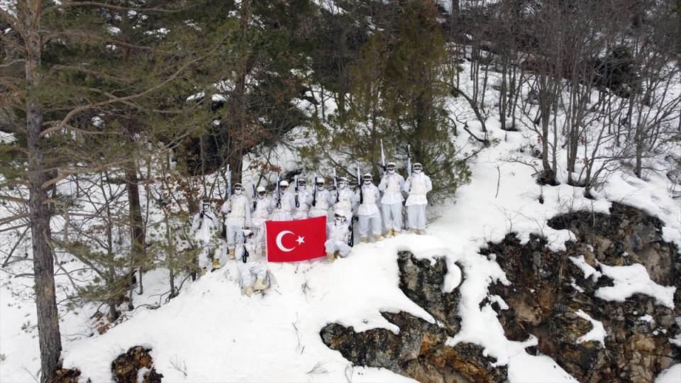 <p>Her türlü iklim şartlarında görevlerini sürdürdüklerini aktaran Kambur, şöyle konuştu:<br />
"Erzincan'daki jandarma komandolar olarak son 5 yılda 22 teröristi etkisiz hale getirdik, 3 teröristi sağ olarak ele geçirdik. </p>
