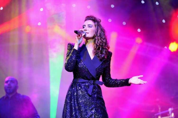 <p><span style="color:#000000"><strong>SILA İLE DÜET SÜRPRİZİ </strong></span></p>
<p><span style="color:#0000CD"><strong>Zeynep Avcı, "Orada Sıla Hanım'ın konserine davet edildim, güzel bir düetimiz oldu. Buradan da onunla birlikte çalışacağımıza dair açıklamamızı yapabiliriz. Kendisinin bana vermiş olduğu ilk single çalışmam çok yakında piyasaya girecek. Onun mutluluğu ve hevesini yaşıyorum" sözleriyle, yeni projesini açıkladı.</strong></span></p>