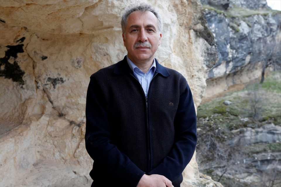 <p><strong>-"Turizme kazandırılarak herkesin görmesini istiyoruz"</strong></p>

<p>Köyde yaşayanlardan Bünyamin Erdem, vadideki tarihi kalıntıların zorlu coğrafi yapısından dolayı bugüne kadar keşfedilemediğini belirtti.</p>

<p>Tesadüfen tespit ettikleri vadideki tarihi oluşumları Prof. Dr. İsmail Aytaç ile paylaştıklarını anlatan Erdem, "Hocamız buranın tarihi ve turistik anlamda çok güzel yerler olduğunu söyledi. Burada çalışma yapılacak inşallah. Buranın turizme kazandırılarak herkesin görmesini istiyoruz. Gizli kalmasın gün yüzüne çıksın istiyoruz." dedi.</p>
