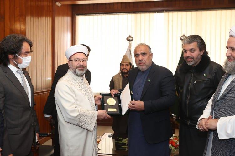 <p>Han, imam hatiplerin örnek lise olarak Pakistan’da bir an önce açılmasının büyük önem arz ettiğini, bu konudaki çalışmaları hızlandıracaklarını bildirdi.</p>