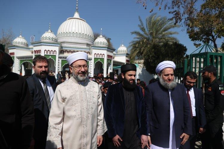 <p> Pakistan ile mutabakat zaptı imzalanacak</p>
<p>Diyanet İşleri Başkanı Erbaş ise dost ve kardeş ülke Pakistan’da bulunmaktan büyük bir memnuniyet duyduğunu ifade ederek, “Türkiye ile Pakistan arasında ilişki herhangi iki devlet arasındaki ilişkinin çok ötesinde kardeşlik ve dostluğa dayanan bir ilişkidir. Bu kardeşlik bağı her geçen gün daha da güçlenerek devam edecektir." açıklamasında bulundu.</p>