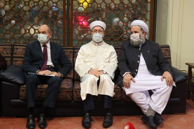<p>Erbaş'tan Pakistan'a teşekkür</p>
<p>Türkiye’nin zor zamanlarında Pakistan’ın her zaman yanında olduğunu anımsatan Erbaş, “Türk İstiklal Harbi'nde, Lahor Meydanı'nda toplanan Müslümanlar ve Allame Muhammed İkbal’in desteği özellikle Çanakkale’den Kıbrıs Harekatı’na, 15 Temmuz 2016’daki Fetullahçı Terör Örgütü'nün (FETÖ) darbe girişimine kadar hepsinde yanımızda olduğunuz için şükranlarımızı sunuyorum.” açıklamasında bulundu.</p>