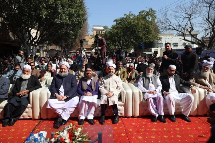 <p>Erbaş, Ulusal Meclis Başkanı ile görüştü</p>
<p>Erbaş, Pakistan temasları kapsamında Ulusal Meclis Başkanı Asad Kayser’i de ziyaret etti.</p>
<p>Görüşmede Erbaş, iki ülkenin de din hizmeti ve din eğitimi konusunda aynı düşündüğünü gördüğünü belirterek, bir toplumda din eğitimi ve din hizmetinin sağlıklı yürütülmesinin o toplumun huzura kavuşmasında önemli bir etken olduğunu vurguladı.</p>