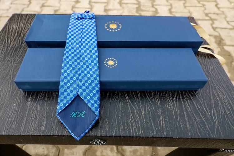 <p>Günlük işlerini yaparken, hayvanlarıyla ilgilenirken bile takım elbise ve kravatını çıkarmayan Akbulut'a Cumhurbaşkanlığı İletişim Başkanlığınca, üzerinde Cumhurbaşkanı Recep Tayyip Erdoğan'ın isminin baş harflerinin işlendiği kravat gönderildi.</p>

<p>​</p>
