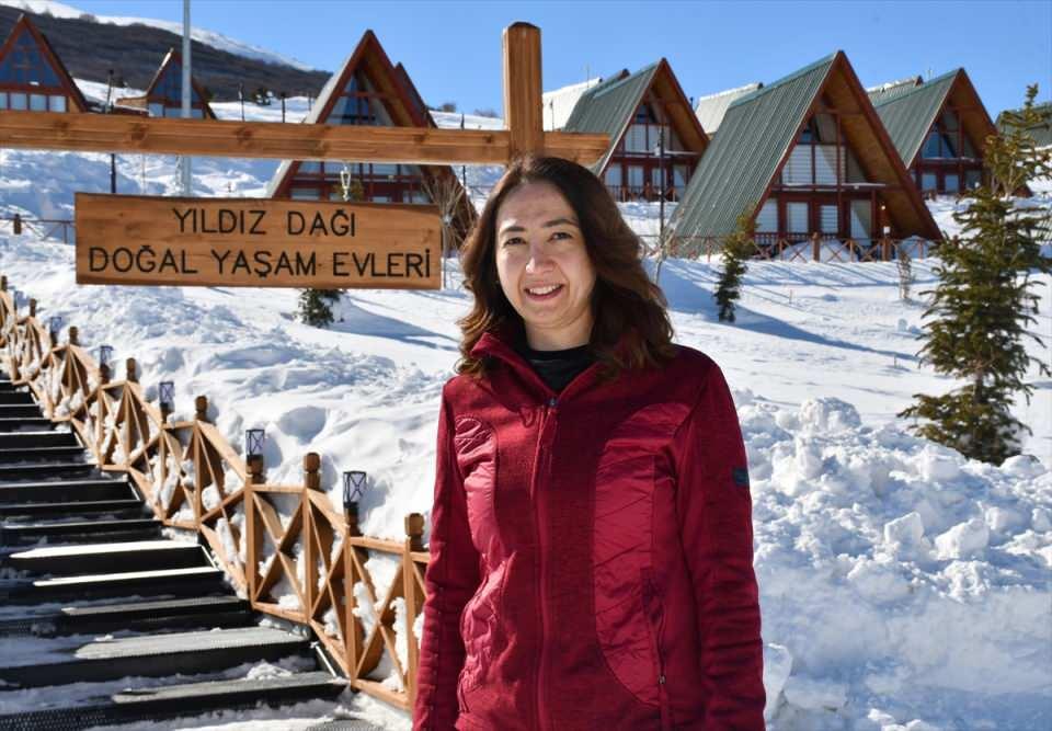 <p>Bungalov evlerde eşi ve çocuklarıyla hafta sonları sürekli kaldığını anlatan Çiğdem Budak da "Otel ortamından çok bir ev ortamı gibi. </p>
