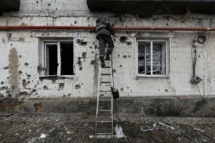<p>Donetsk bölgesinde ayrılıkçıların kontrolü altında bulunan Kirovsky'de bazı yerleşim yerlerine roket isabet ettiği bildirildi.</p>

<p> </p>
