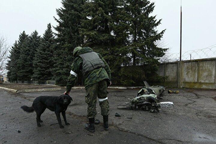 <p>Donetsk bölgesinde ayrılıkçıların kontrolü altında bulunan Voroshylovskyi'de bazı yerleşim yerlerine roket isabet ettiği bildirildi.</p>

<p> </p>
