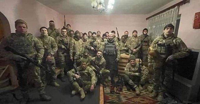 <p><strong>Askeri mühimatların sivillere de verildiği Ukrayna cephesinde ünlü isimlerde yer aldı. Aralarında Dinamo Kiev oyuncularının da bulunduğu bir grup Başkent Kiev sokaklarında canla başla vatanları için savaşıyor. </strong></p>
