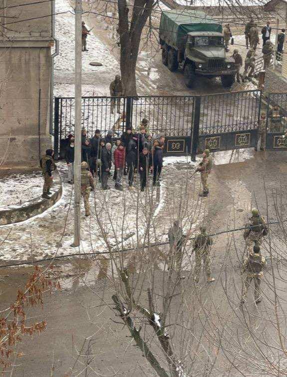 <p>Ukrayna ordusu, sivil kılığına girerek sabotaj girişiminde bulunan bir grup Rus askerini sağ ele geçirdi.</p>
