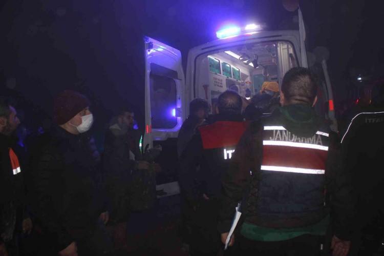 <p>Sinop'un Türkeli ilçesinde meydana gelen trafik kazasında 4 kişi hayatını kaybetti.</p>
