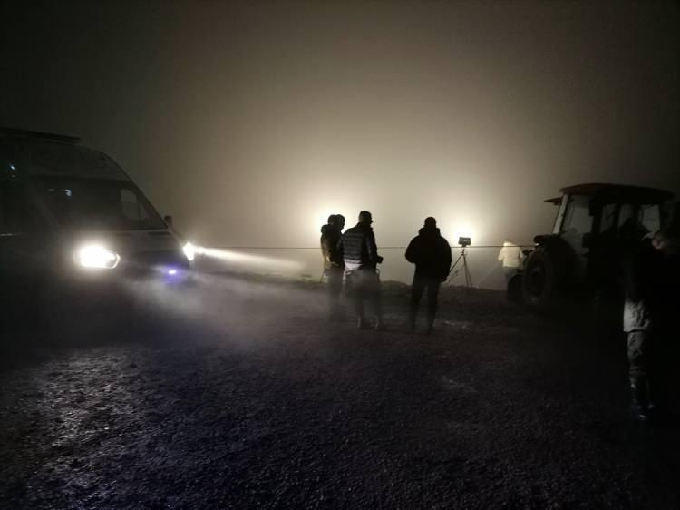 <p>Jandarma ekipleri tarafından yapılan 2 saatlik araştırmalar sonucu aracın uçuruma yuvarlandığı tespit edildi.</p>