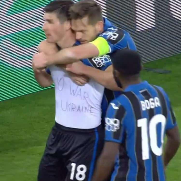 <p>Atalanta'nın Ukraynalı futbolcusu Ruslan Malinovsky, UEFA Avrupa Ligi'nde Olympiakos'a attığı golün ardından formasının altındaki "Savaşa hayır" yazılı tişörtünü gösterdi.</p>