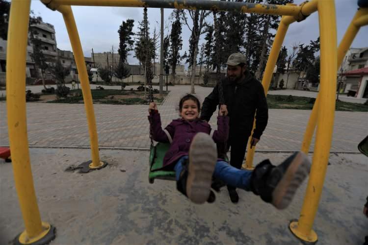 <p> Sağlık hizmetlerine öncelik verildi</p>

<p>Teröristlerden arındırılan bölgelerde hayatın normalleştirilmesi, insani ve teknik yardım kapsamında ihtiyaç duyulan sağlık hizmetlerinin sunulması ve Suriye'den Türkiye'ye hasta sevkini asgariye indirmek amacıyla Türkiye Sağlık Bakanlığı faaliyetler yürütüyor.</p>
