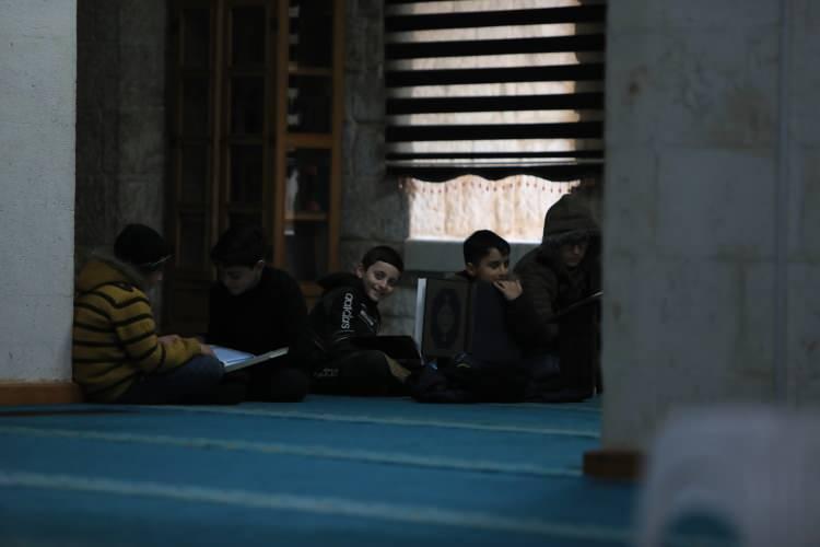 <p>Yerel meclisin destekleriyle ilçede elektrik şebeklerindeki hasarların giderilmesiyle evlere ve iş yerlerine ücretli elektrik verilmeye başlandı.</p>
