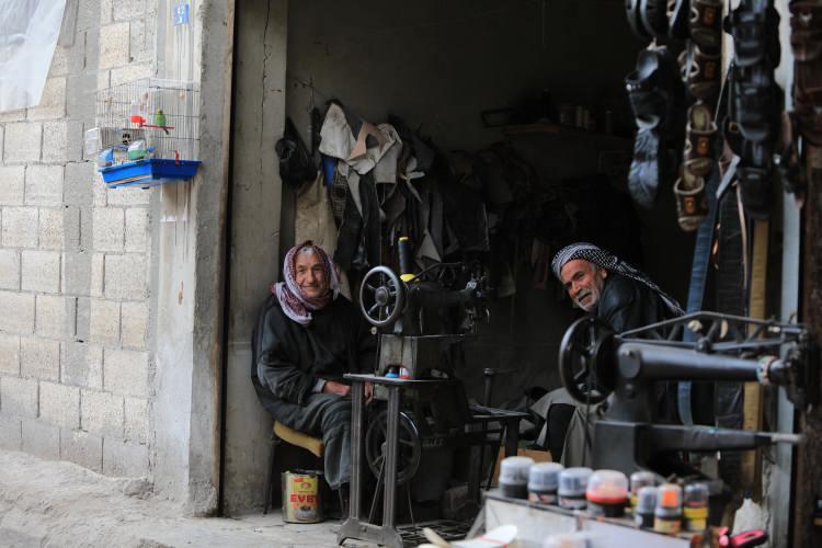 <p>"Burası benim ikinci yurdum oldu"</p>

<p>Esed rejiminin Humus iline saldırıları sonrası Bab ilçesine göç eden 23 yaşındaki Nasır Ahmad da "Bab ilçesi DEAŞ'tan kurtarıldıktan sonra buraya yerleştim. Çok şükür barış ortamı ve güvenlik sağlandı. Burası benim ikinci yurdum oldu." diye konuştu.</p>

