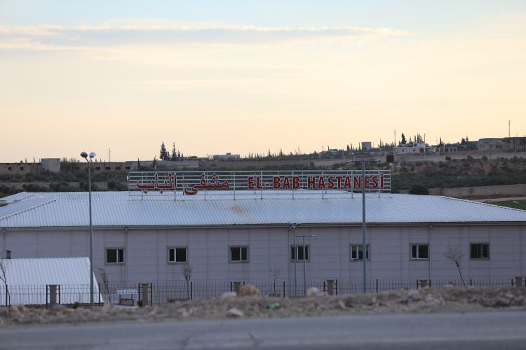 <p>Bab ilçesinin kurtarılmasıyla taçlanan Fırat Kalkanı Harekatı</p>

<p>Operasyonun ilk gününde, Gaziantep'in Karkamış ilçesinin karşısındaki Suriye topraklarında yer alan Cerablus ilçe merkezi, 23 Şubat 2017'de ise Bab ilçe merkezi DEAŞ'tan kurtarıldı.</p>
