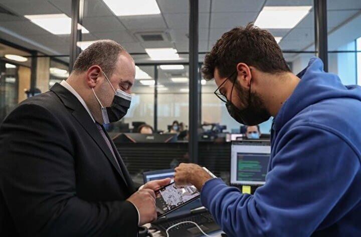 <p>Varank, geçen yıl şirketin 7 kişilik bir ekibin olduğunu, bu yıl ise şirkette 20 kişinin çalıştığını belirterek, "20 kişilik ekip, 3 ayda yaptığı bir oyunu satıp Türkiye'ye 200 milyon dolar ihracat geliri getirdi." dedi.</p>