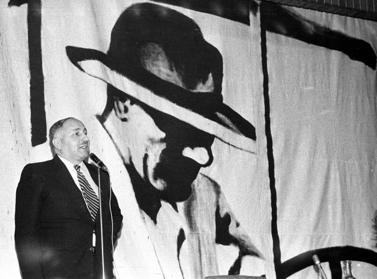 <p>Erbakan'ın hayatındaki önemli dönüm noktalarından biri de 1951'de İstanbul Teknik Üniversitesi tarafından Almanya'daki Aachen Teknik Üniversitesine ilmi araştırmalar yapmak üzere gönderilmesi oldu. Alman ordusu için araştırma yapan DVL Araştırma Merkezinde, biri doktora olmak üzere 3 tez hazırlayan Erbakan, bu tezleriyle Alman Ekonomi Bakanlığının dikkatini çekti.</p>

<p> </p>
